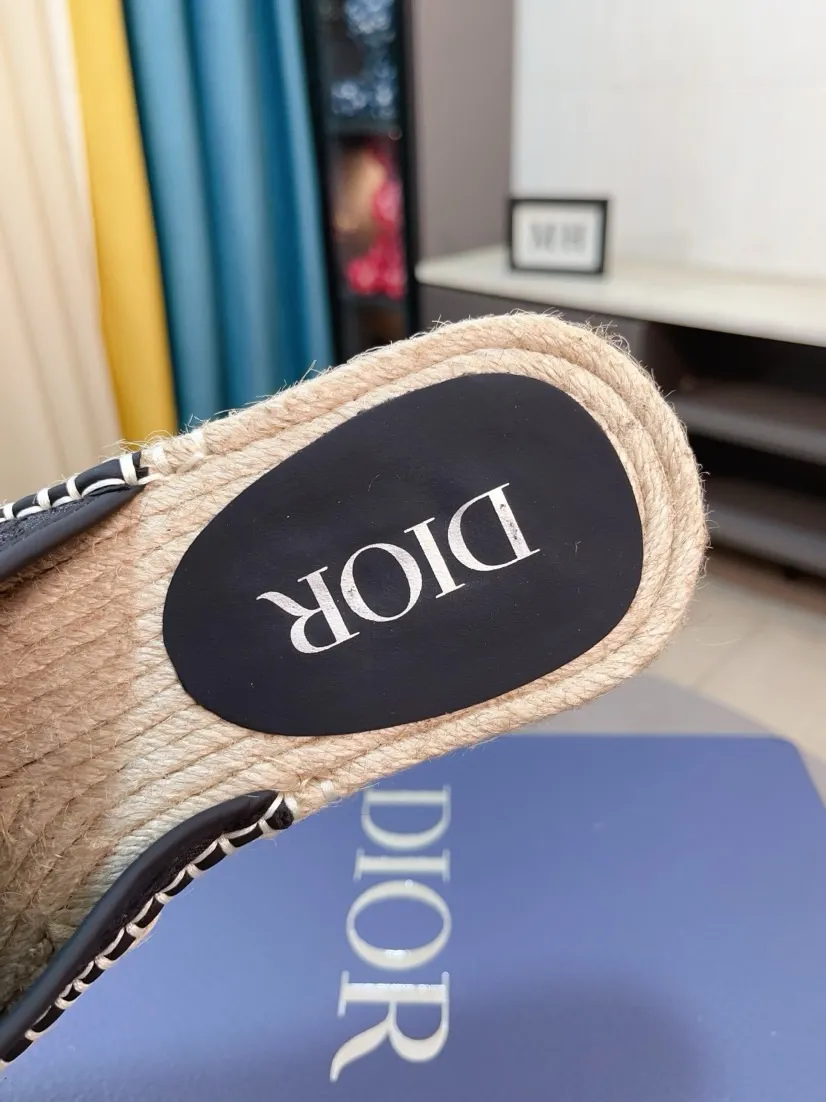 Men's men's shoes💰320🌸🌸High-end version. DIOR💁Men's slippers, high-end and upscale [strong][strong], compare quality at counters. The upper is hand-drawn, a combination of native hemp and raw rubber sole [strong][strong], breathable and non-slip outsole [rose][rose], breathable and comfortable lambskin lining, density 100% comfortable [gift][gift], original wear-resistant code number 38-44. Can be customized 45-46-47